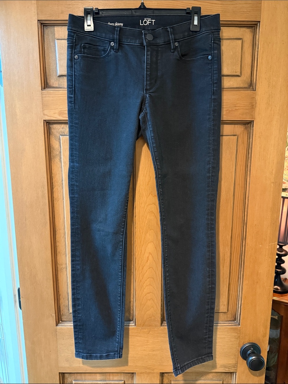 LOFT Dark Wash Skinny Jeans in Black-Blue
